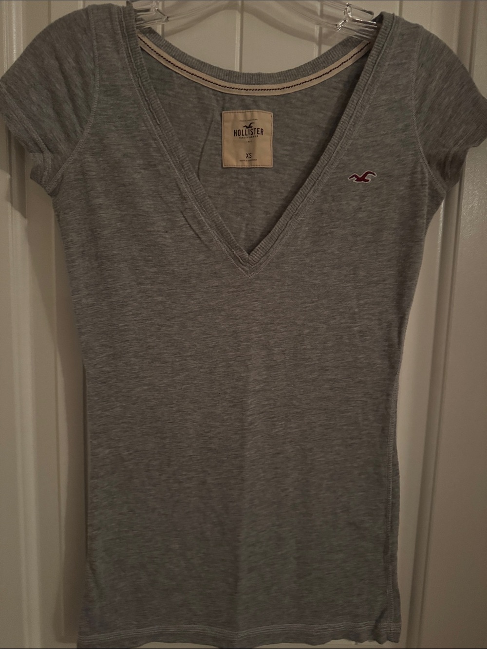 Hollister Women's Light Grey V-Neck Short Sleeve Tee